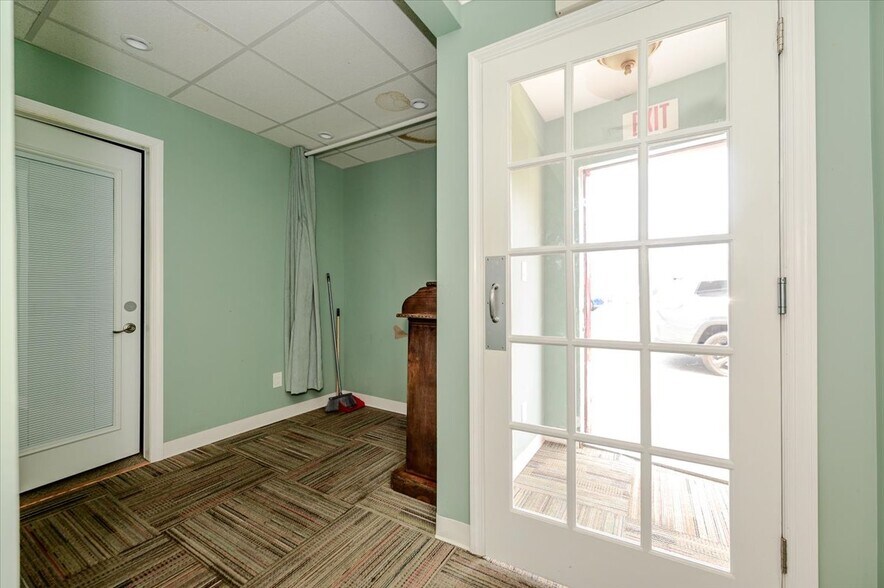 More Photos Of 32-38 Roosevelt Ave, Valley Stream Storefront For Lease