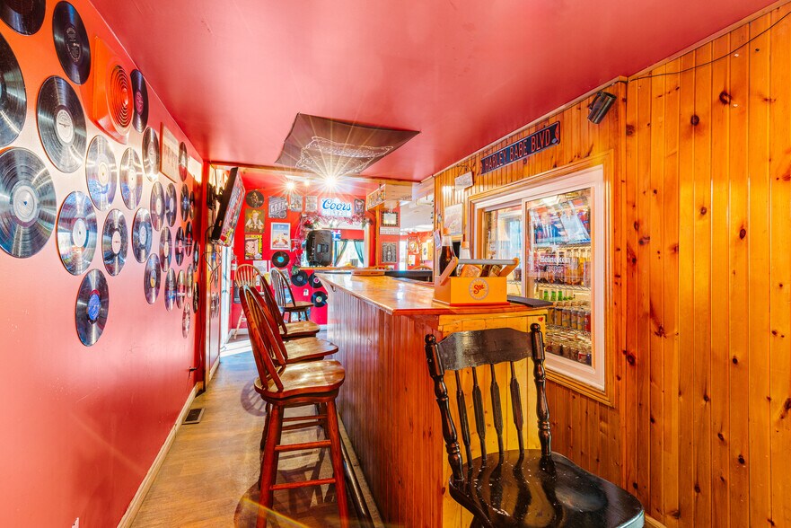 More Photos Of 7 Union St, Smiths Falls Restaurant For Sale