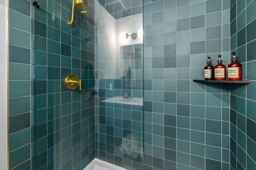 More Photos Of 14733 Dutchmans Dr, Rogers Hotel For Sale