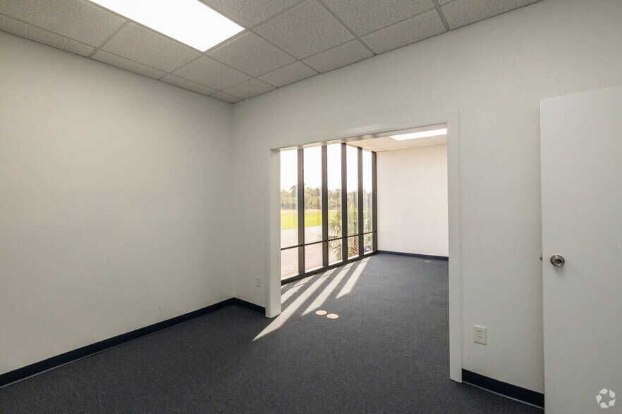 More Photos Of 6708 Harney Rd, Tampa Distribution For Lease