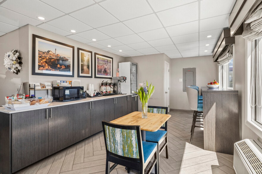 More Photos Of 455 Kennedy Memorial Dr, Waterville Hotel For Sale