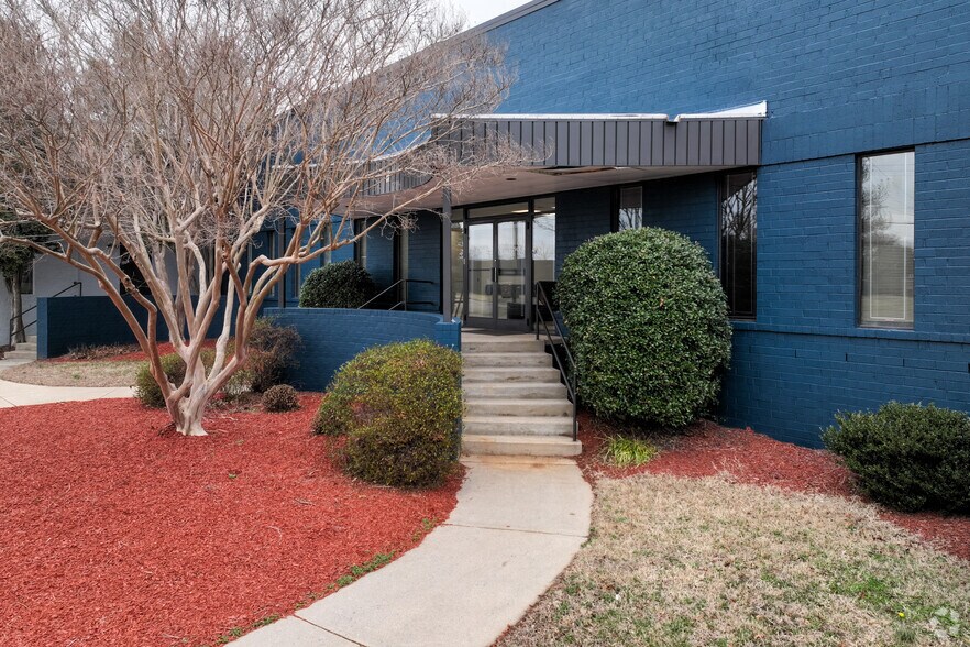 More Photos Of 705 Baker Ct, High Point Warehouse For Lease