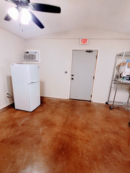 More Photos Of 101 W Main St, Geronimo General Retail For Lease