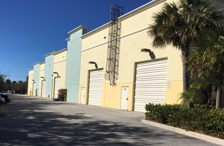 More Photos Of 10415 Riverside Dr, Palm Beach Gardens Showroom For Lease