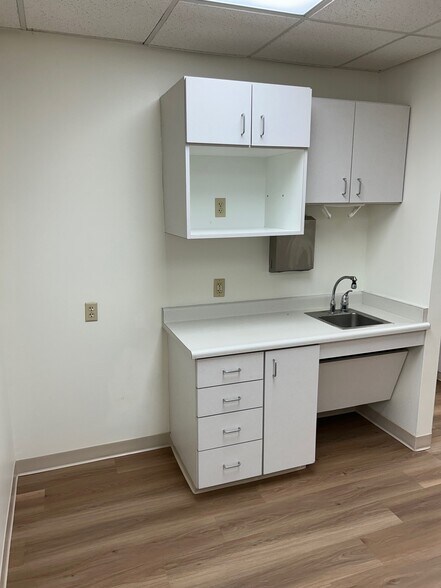 More Photos Of 2011 E Houston St, San Antonio Medical For Lease