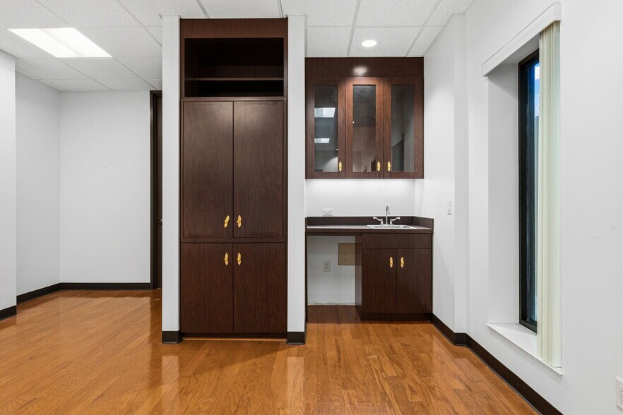 More Photos Of 901 W 18th St, Houston Warehouse For Sale