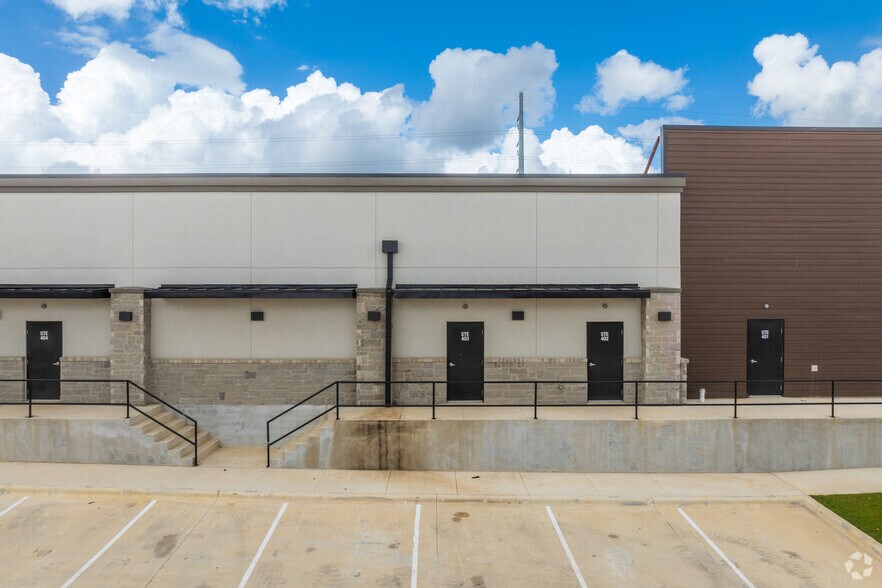 More Photos Of 14300 Ronald Reagan Blvd, Cedar Park Storefront For Sale