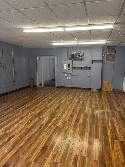 More Photos Of 204-206 E 3rd St, Brookston Showroom For Lease