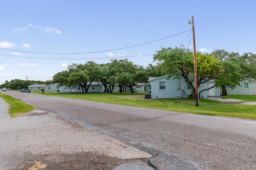 More Photos Of 1300 N Live Oak St, Rockport Multifamily For Sale