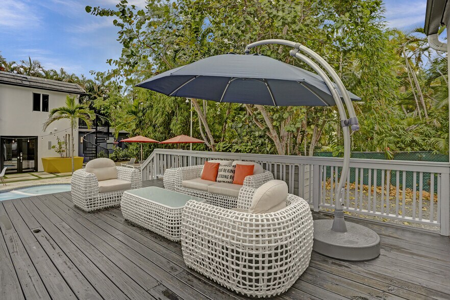 More Photos Of 430 Ne 121st St, Biscayne Park Movie Radio TVStudio For Sale