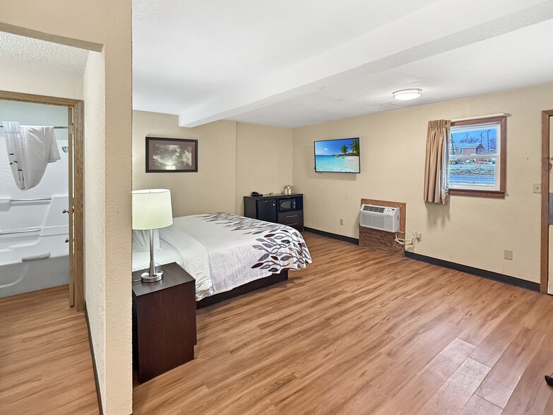 More Photos Of 5020 NE 14th St, Des Moines Hotel For Sale