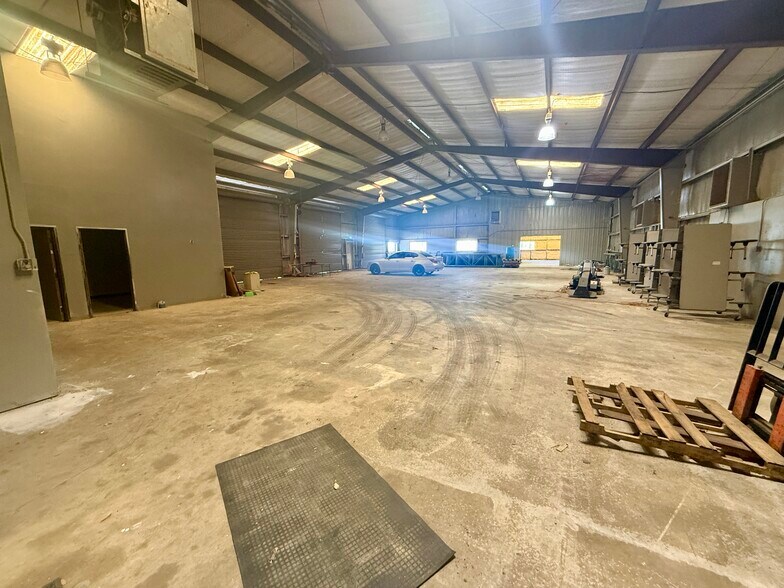 More Photos Of 2005 Tile Factory Rd, Palestine Manufacturing For Lease
