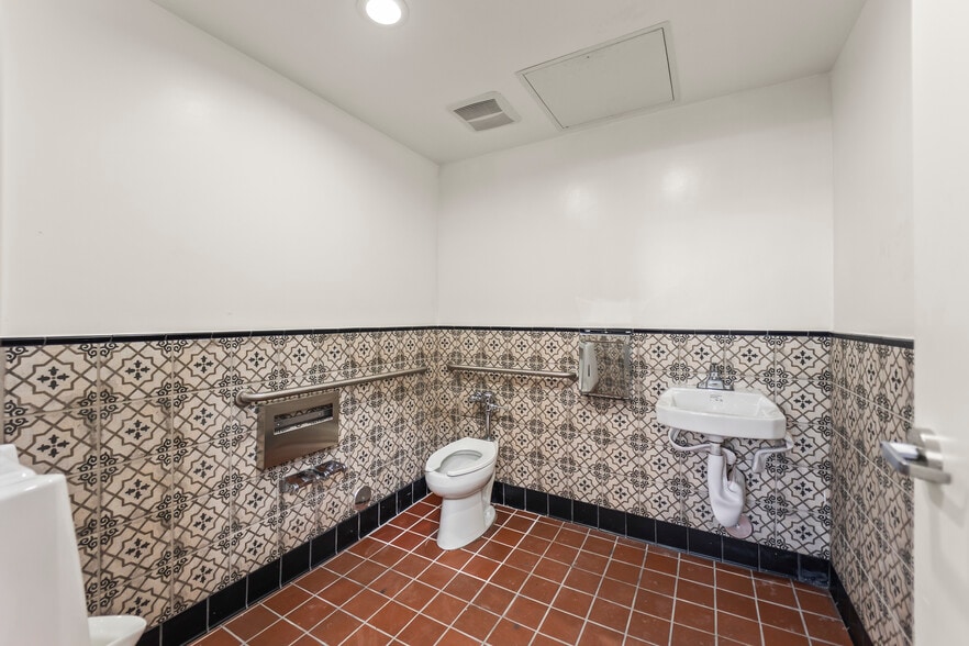More Photos Of 11100 Downey Ave, Downey Restaurant For Sale