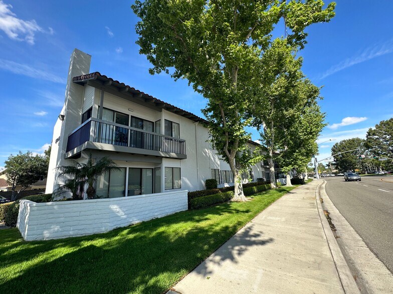More Photos Of 1820 W Orangewood Ave, Orange Office For Lease