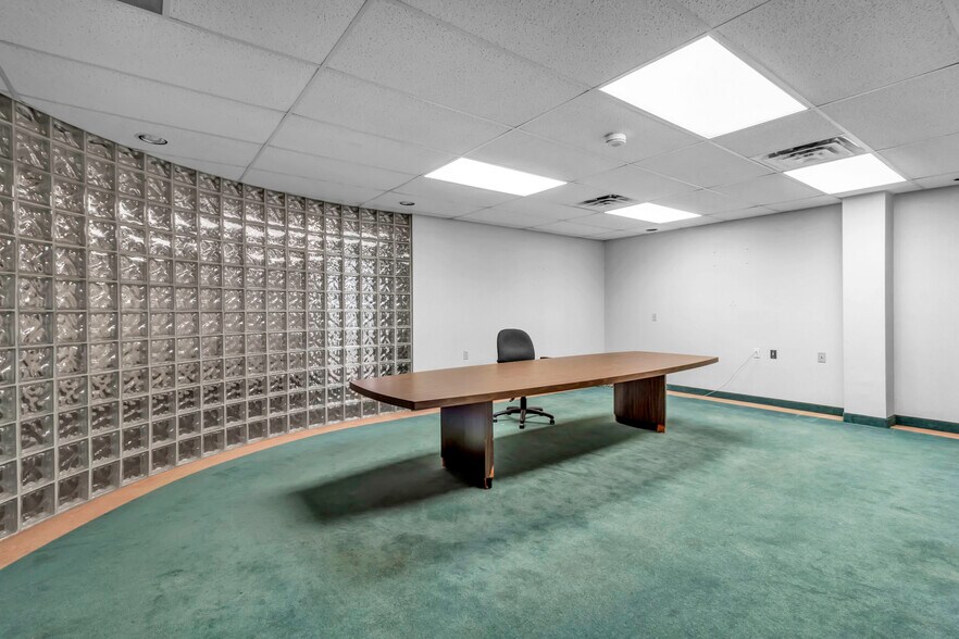 More Photos Of 7290 Nash Rd, North Tonawanda Showroom For Sale