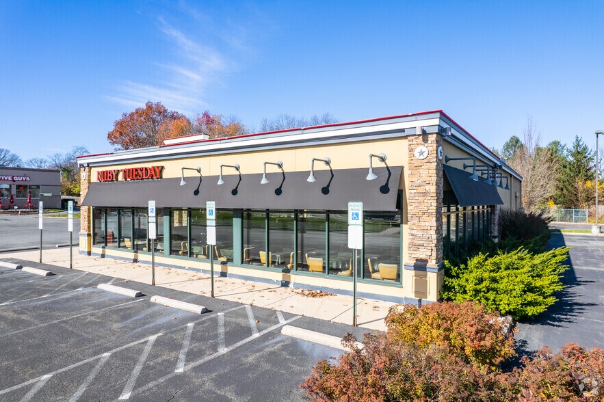 More Photos Of 3995 W Tilghman St, Allentown Restaurant For Lease