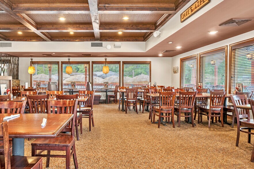 More Photos Of 1041 Harbour Inn Ln, Moneta Restaurant For Sale