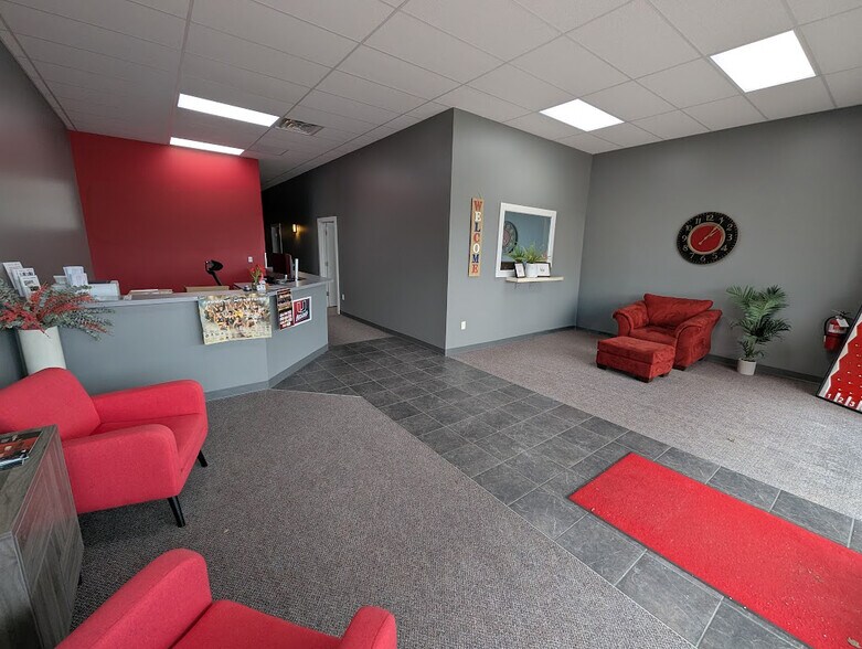 More Photos Of 2725-2819 100th St, Urbandale Storefront For Lease