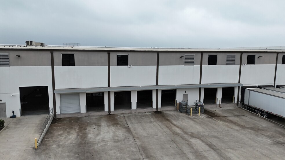 More Photos Of 10101 Fountaingate Dr, Stafford Industrial For Sale