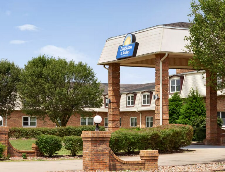 More Photos Of 220 S Interstate Dr, Sikeston Hotel For Sale