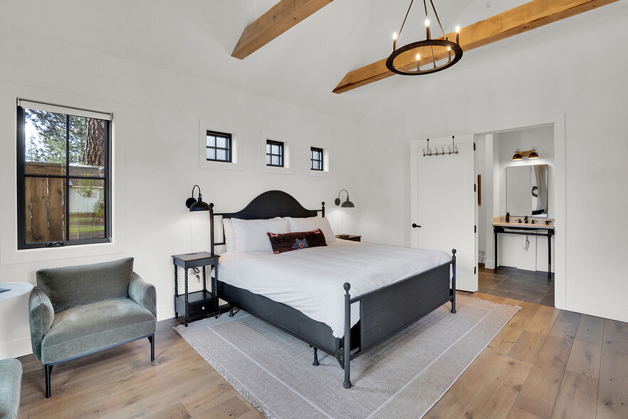 More Photos Of 560 E Main Ave, Sisters Hotel For Sale