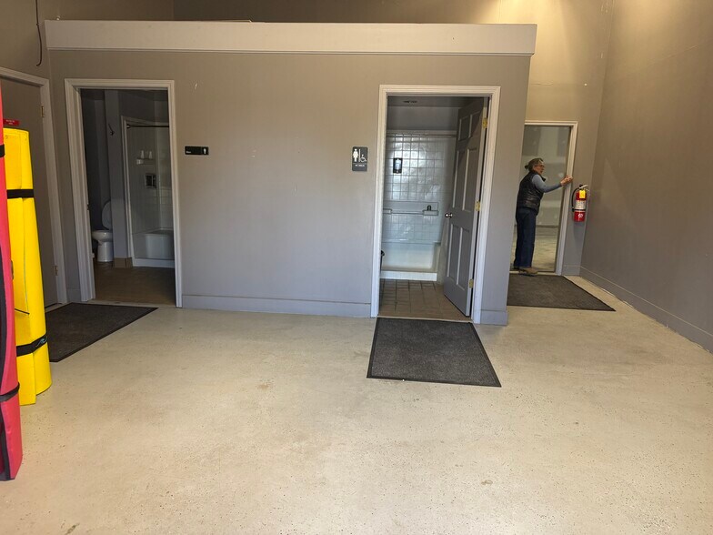 More Photos Of 4030 Dixie Hwy, Waterford Marina For Sale