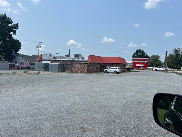 More Photos Of 1975 W Broadway Blvd, Sedalia Restaurant For Sale