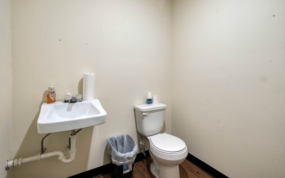 More Photos Of 1118 Smith St, Waller Showroom For Sale