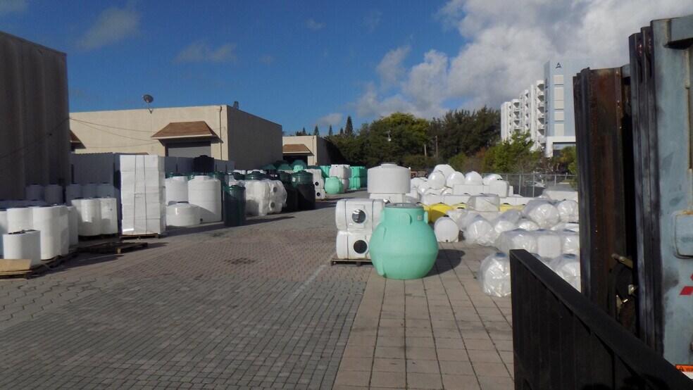 More Photos Of 1627 S Dixie Hwy, Pompano Beach Industrial For Lease