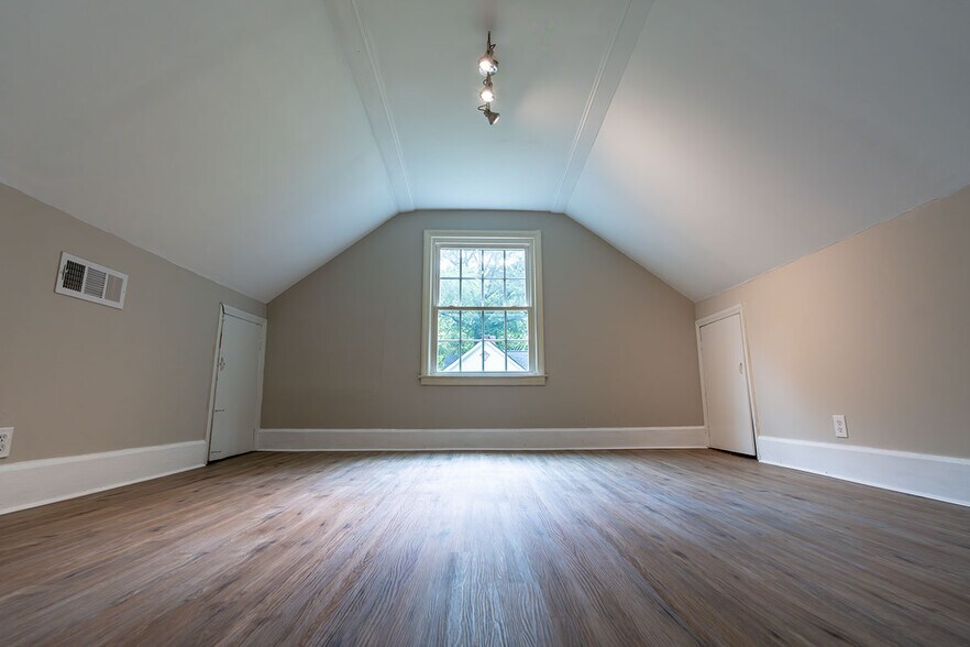 More Photos Of 2107 Bolton Rd NW, Atlanta Loft Creative Space For Lease