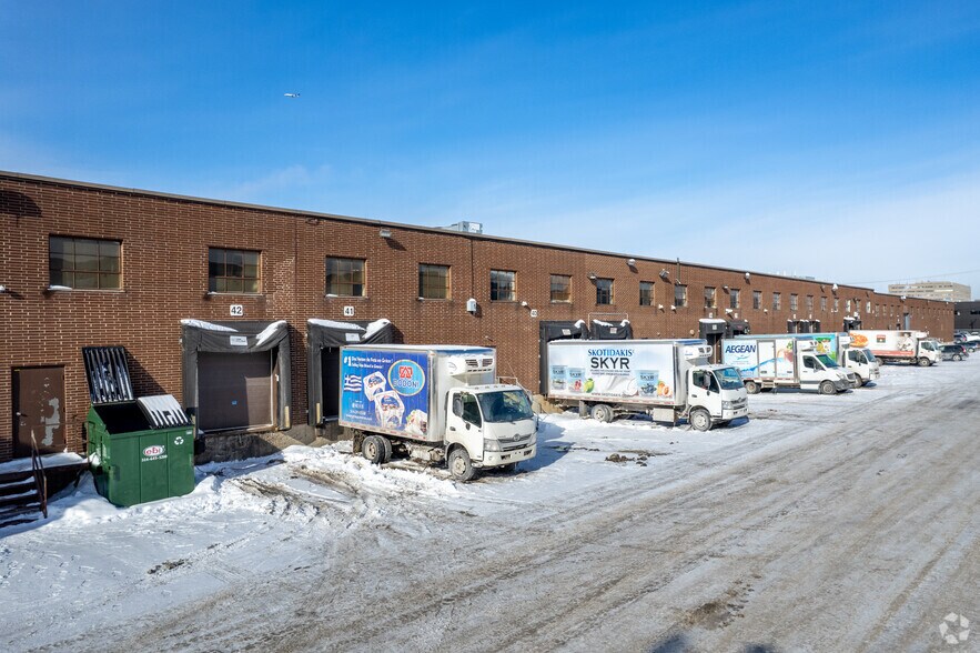 More Photos Of 375-455 Deslauriers Rue, Saint-Laurent Warehouse For Lease