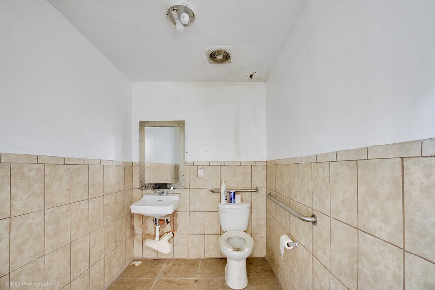 More Photos Of 2381-2389 NW 54th St, Miami Freestanding For Lease