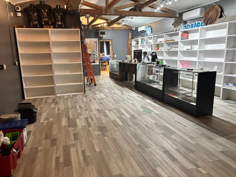 More Photos Of 309 Shipping St NE, Salem Convenience Store For Lease