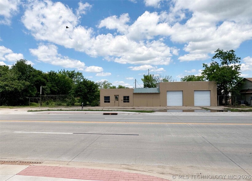 More Photos Of 728 Main St, Cushing Light Distribution For Sale