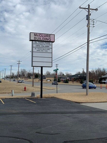 More Photos Of 401 W Vandament Ave, Yukon Office For Lease