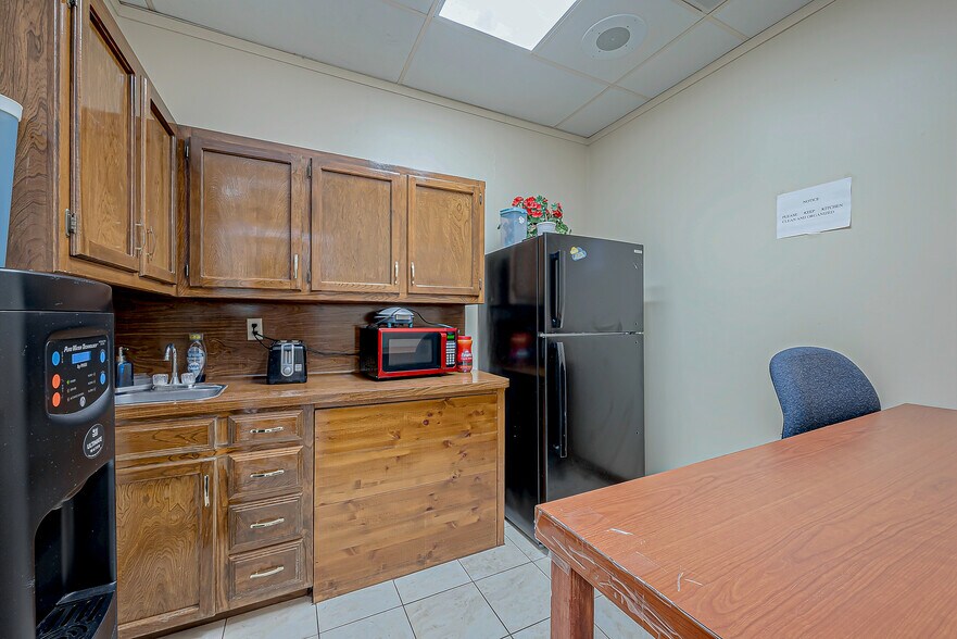 More Photos Of 1219 Farr St, Waller Office Residential For Sale