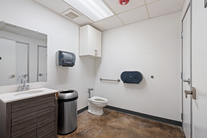 More Photos Of 13702 Gamma Rd, Dallas Light Manufacturing For Sale