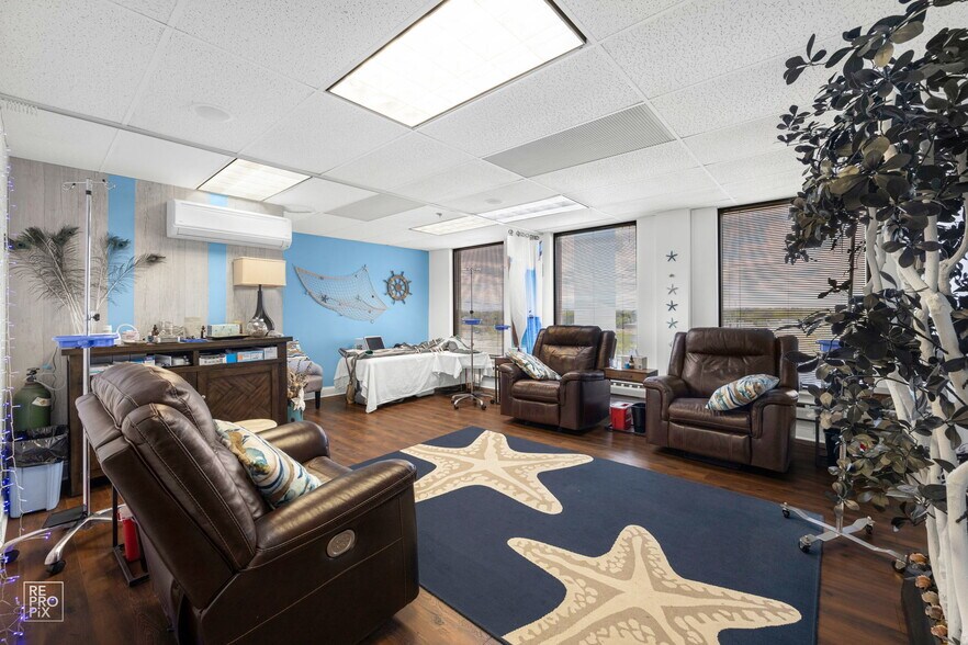 More Photos Of 17W300 22nd St, Oakbrook Terrace Medical For Lease