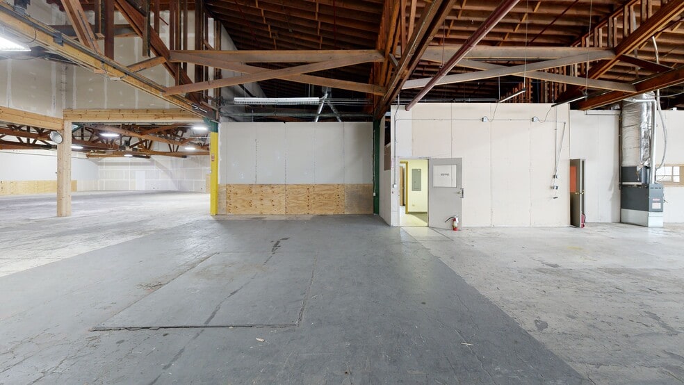 More Photos Of 920 Cedar Ave, St Charles Light Distribution For Lease