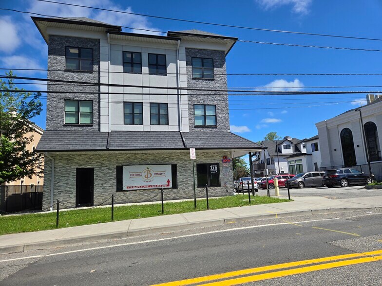 More Photos Of 176 Maple Ave, Monsey Office For Sale