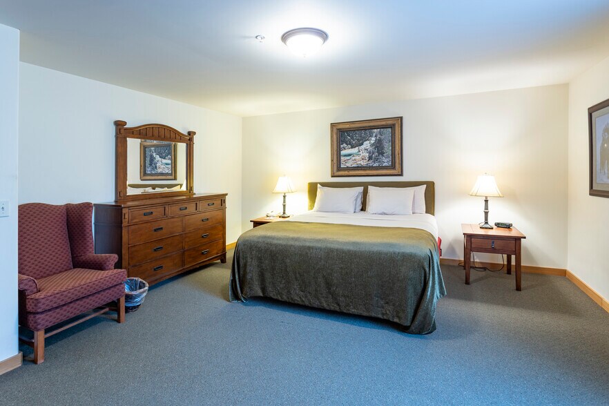 More Photos Of 41-45 Lakeshore Dr, Sagle Hotel For Sale