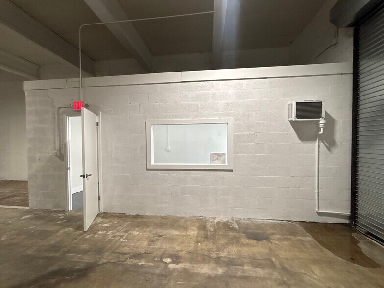 More Photos Of 215-231 W 23rd St, Hialeah Warehouse For Lease