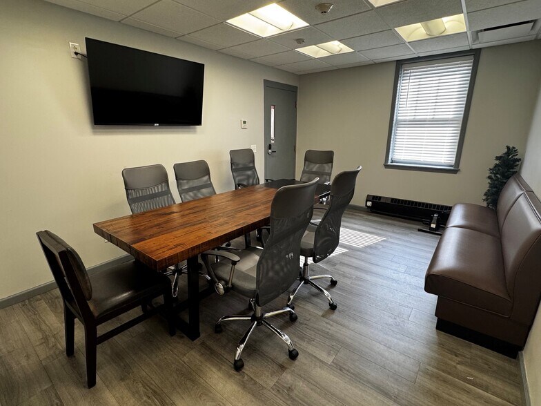 More Photos Of 70 Ridge Rd, Ontario Showroom For Lease