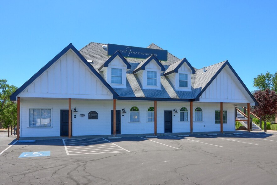 Primary Photo Of 49271 Golden Oak Loop, Oakhurst Hotel For Lease