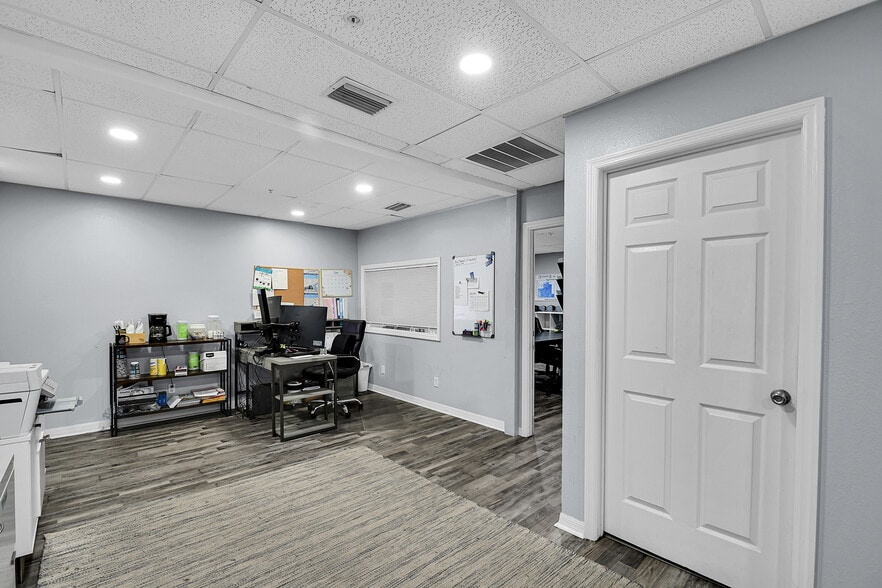 More Photos Of 12165 Metro Pky, Fort Myers Light Manufacturing For Lease