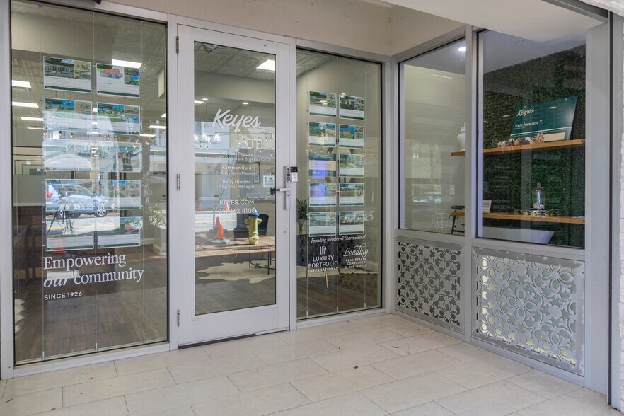 More Photos Of 1433 Main St, Sarasota Storefront For Lease
