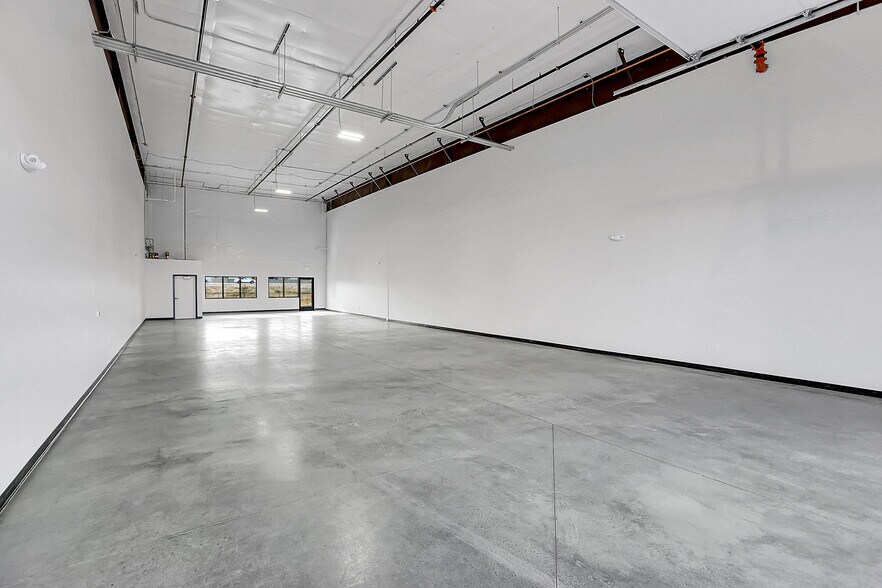 More Photos Of 5200 Oneida St, Commerce City Showroom For Lease