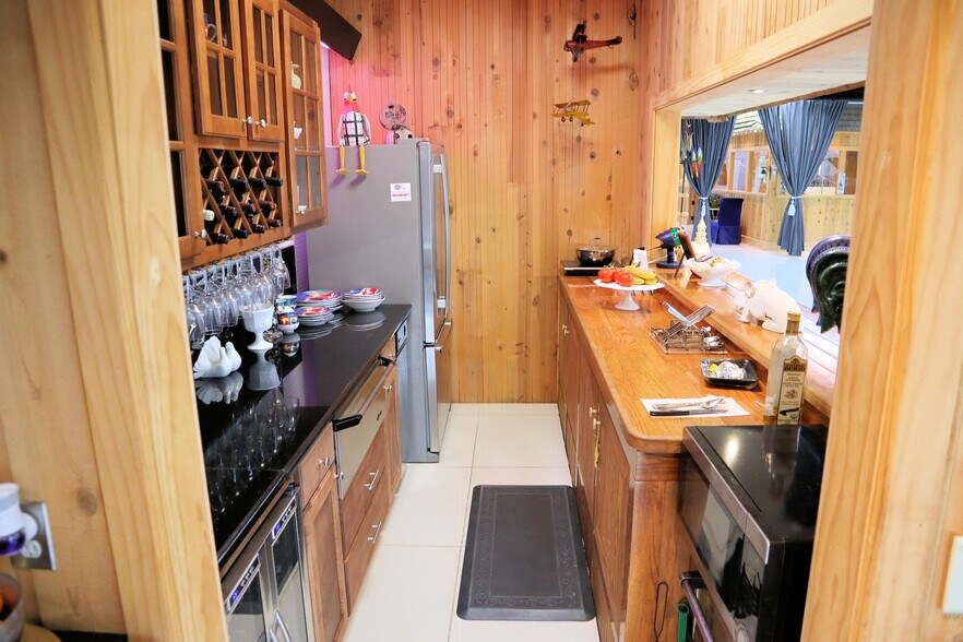 More Photos Of 395 S Ocoee St, Cleveland Showroom For Sale