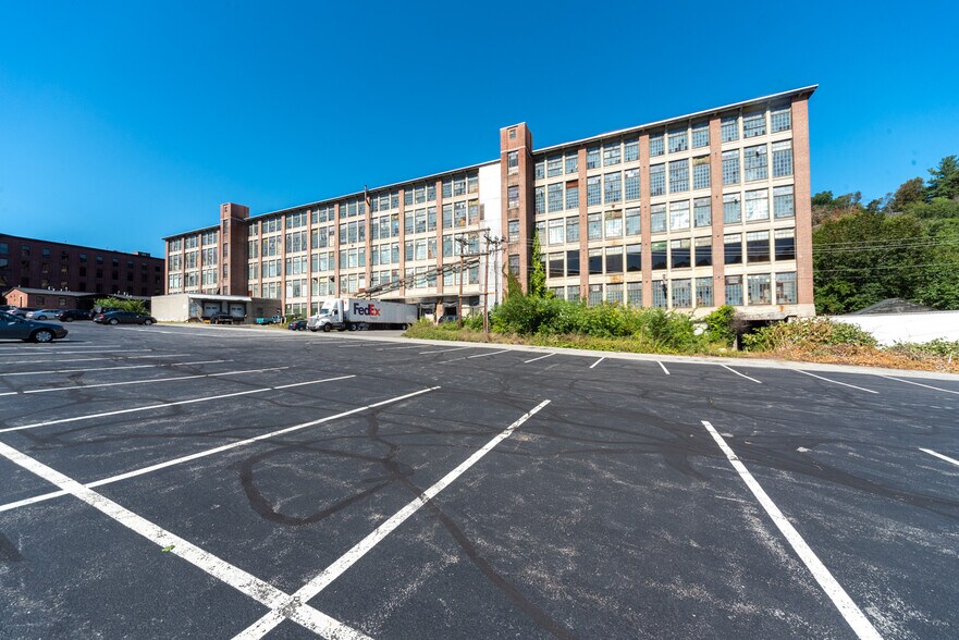 More Photos Of 75 Green St, Clinton Distribution For Sale