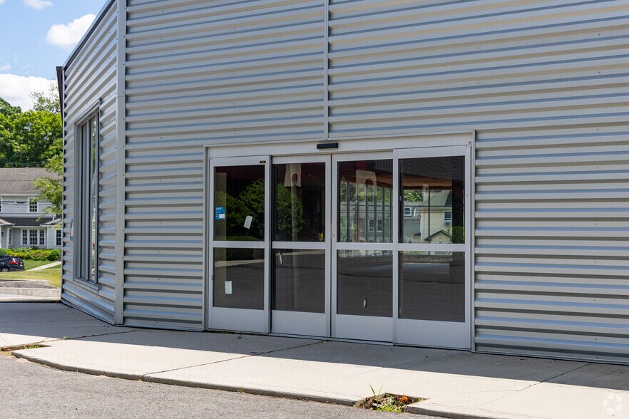 More Photos Of 41 Forest Ave, Glen Cove General Retail For Lease